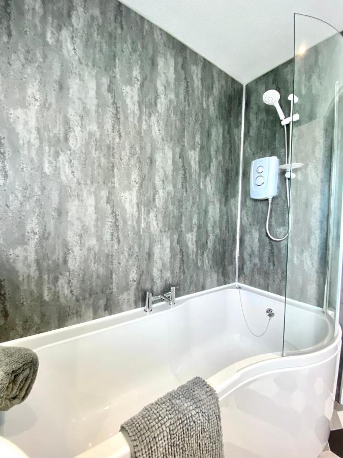 Stylish Central 2 Bedroom Apartment - Free Parking, Free Wifi Оркни Екстериор снимка